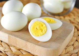 1 - 2 quả trứng luộc